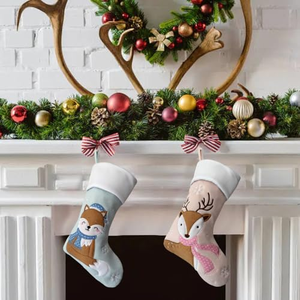 Chaussettes de Noël personnalisées brodées avec un motif de cerf rose et bleu, directement de l'usine, pour le premier Noël de bébé - Product Image 3