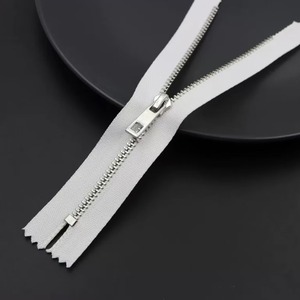 Chất lượng cao tùy chỉnh bạc & đen trắng Close-end dây kéo CuộN <span class=keywords><strong>4</strong></span> #5 #8 # dây kéo kim loại cho quần áo và túi xách - Product Image 5