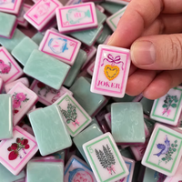 Tuiles de Mahjong en Acrylique Gravées et Imprimées UV à Trois Couches avec Face Blanche, Dos en Marbre Mousse de Mer et Couche Rose pour le Divertissement