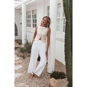 กางเกงลำลองสำหรับใส่ทำงานสำหรับผู้หญิง ผลิตจากผ้าที่มีน้ำหนักเบาและโครงสร้างที่สวมใส่สบายสำหรับใช้ในชีวิตประจำวัน - Product Image 3