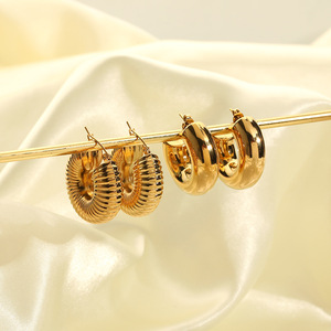 ต่างหูแบบห่วง ชุบทอง 18k ไทเทเนียมสตีล ทรงกลวง รูปทรงเรขาคณิต ใส่ได้ทุกวัน สำหรับทุกเพศ EKR33 - Product Image 1