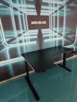 Bureau de jeu futuriste en L avec motif en fibre de carbone et éclairage RVB dynamique pour les joueurs, Moael L-L Factory real shot