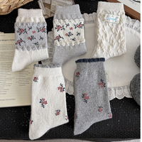 Chaussettes en laine gris-blanc à imprimé floral pour femmes, chaussettes mi-mollet pour l'automne et l'hiver, chaussettes chaudes épaisses en dentelle