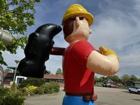 Belle poupée gonflable bricoleur joyeux a un casque de construction, un marteau, des outils pour la maison, l'entreprise ou l'emplacement de la fête