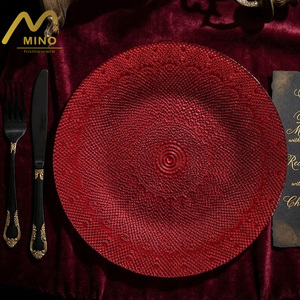 Assiettes de présentation vintage rouges en verre, gaufrées et perlées, vente en gros pour mariages, événements, banquets et Noël - Product Image 2
