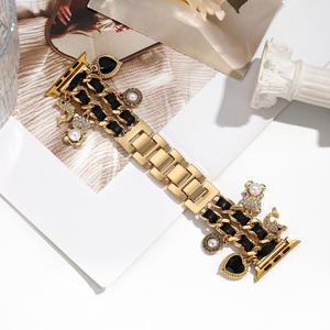 Bracelet en cuir inspiré de Chanel pour montres connectées Apple (iWatch 9876SE), Huawei, Samsung - Product Image 3