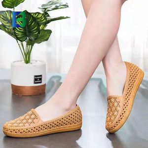 2024 nuevos mocasines de inyección <span class=keywords><strong>baratos</strong></span> zapatos de mujer Sandalias de <span class=keywords><strong>playa</strong></span> huecas zapatos de Madre con agujeros de diamantes de imitación a <span class=keywords><strong>la</strong></span> moda para mujer - Product Image 2