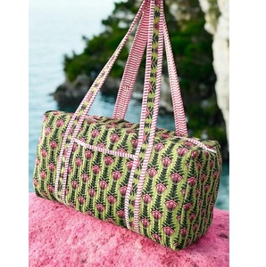 Sac de voyage matelassé en coton léger, sac de sport artisanal, matériau doux et durable avec des sangles confortables pour un transport facile - Product Image 1