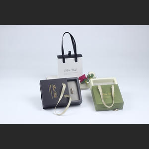 Vente en gros de boîtes à bijoux en papier de luxe de marques célèbres avec poignée en ruban boîte d'emballage de bijoux de créateurs avec logo - Product Image 2