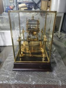 Reloj de escape de latón dorado de 24K con riel en zigzag de los años 20, cadena de fusibles de bola rodante de Congreve, fase lunar visible y plataforma, con cajón - Product Image 3