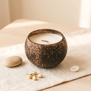 Vela Aromática Relajante en Recipiente de Coco, Cera de Soya Premium, Fragancia para Aliviar el Estrés, Ideal para Centros de Bienestar - Product Image 1