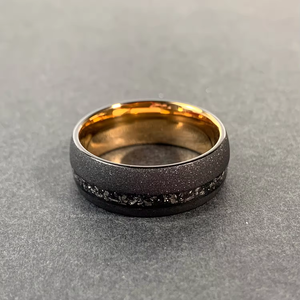 Nhà Máy Đồ Trang Sức Thời Trang 8Mm 4Mm Nghiền Đen Meteite Inlay Đen Tungsten Nhẫn Cho Nam Giới Nhẫn Vàng Sandblasted Nhẫn Cưới - Product Image 2
