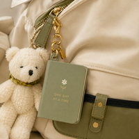 LABON Carnet A7 personnalisé avec porte-clés, couverture vert sauge, motif marguerite, pages vierges « Un jour à la fois », chaîne dorée, OEM ODM