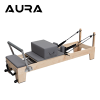 Reformer Pilates robuste en érable avec tapis d'exercice, bandes de résistance et roue abdominale pour club de fitness.