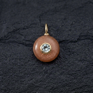 Suministro al por mayor de colgantes de piedra lunar de melocotón con incrustaciones de circonita azul redonda, chapado en oro de 18k, para minoristas, proveedor versátil de joyería - Product Image 1