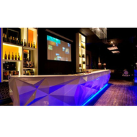 Comptoir de bar moderne en forme de diamant blanc avec éclairage LED, table en surface solide, mobilier de bar pour hôtel