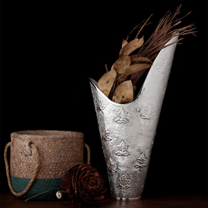 Jarrón Decorativo Plateado de Alta Calidad, Diseño Minimalista de Metal con Patrón de Hojas Hecho a Mano, Jarrón de Mesa para Sala de Estar - Product Image 1