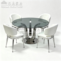 Chaises de mariage haut de gamme avec assise en tissu blanc et base en acier doré, parfaites pour la location de lieux événementiels et les commandes en gros.