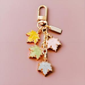 Настраиваемый позолоченный цинковый сплав литой брелок эмалевый красный кленовый лист для сумок с УФ-печатью - Product Image 3