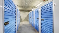 Bâtiments de stockage modernes en acier de 20 et 40 pieds avec portes enroulables, mini entrepôts industriels, conteneurs de stockage, unités d'entreposage