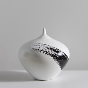 <span class=keywords><strong>Vase</strong></span> moderne en <span class=keywords><strong>porcelaine</strong></span> peint <span class=keywords><strong>à</strong></span> la main, décoration intérieure, noir et blanc - Product Image 3