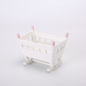 Cuna en miniatura para casa de muñecas 1:12, con pilares azules y rosas, simulando una cuna de bebé. - Product Image 6