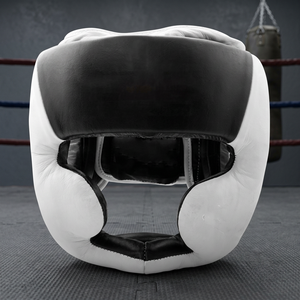 Casque d'entraînement en cuir pour la boxe et les arts martiaux, type protection, ajustement sûr et construction durable - Product Image 1