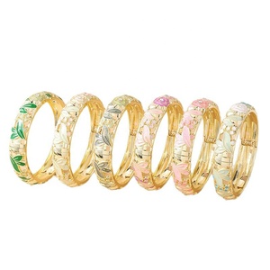 Venta al por mayor de fábrica: Pulsera de cadena y eslabones chapada en oro con diseño retro de flores y hojas verdes, hueca y ancha, para mujer. - Product Image 6