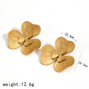 ชุดต่างหูและแหวนรูปดอกโคลเวอร์ ดีไซน์สามกลีบ ชุบทอง 18k ทำจากสแตนเลสสตีล สำหรับผู้หญิง สวมใส่ได้ทุกวัน - Product Image 4