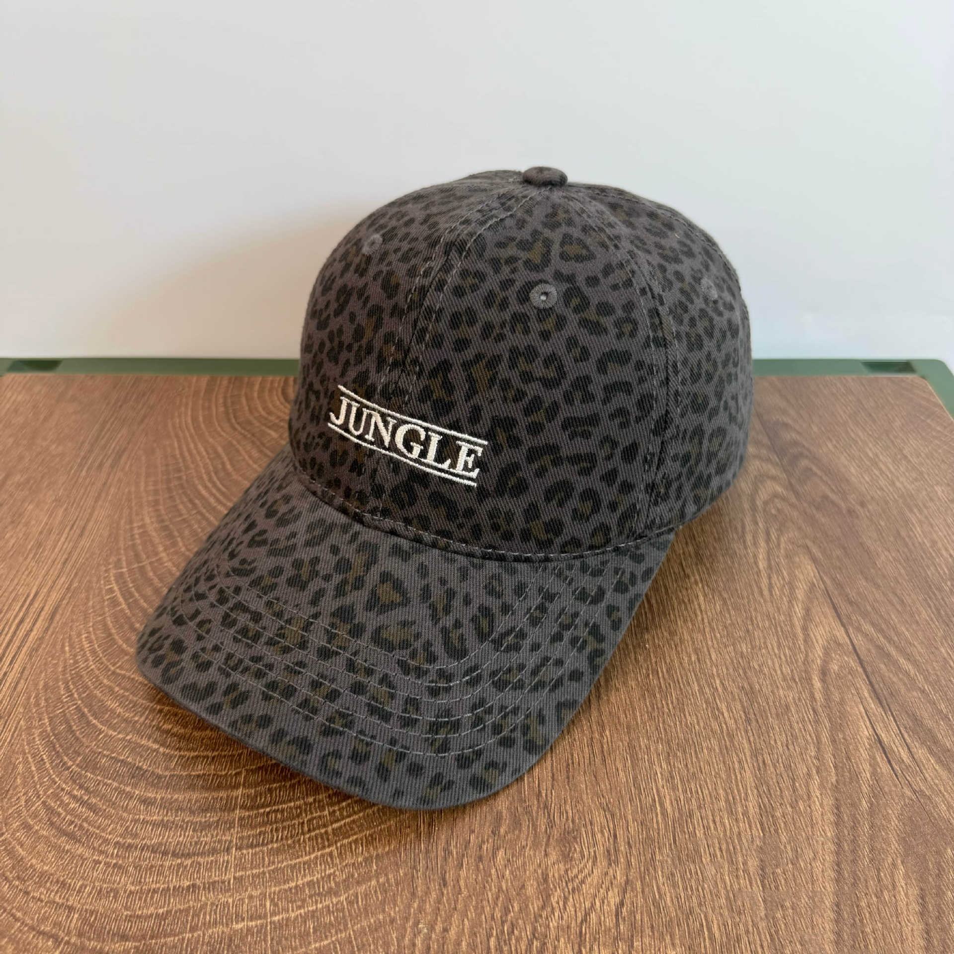 สีเทาเข้ม