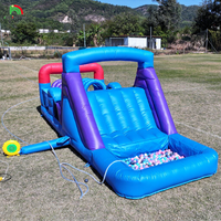 Château gonflable de fête d'enfants avec toboggan, fosse à balles, escalade, obstacle, souffleur