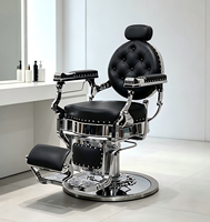 Fauteuil de barbier noir capitonné, base chromée polie, fauteuil de coiffure pivotant inclinable avec repose-pieds.