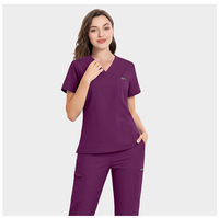 Ensembles d'uniformes médicaux unisexes rouge bordeaux, col en V, pour l'été, vente en gros, uniformes d'infirmière tendance