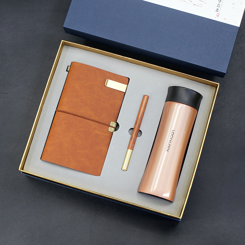 ถ้วยหัวเข็มขัดทอง+ปากกาไม้แดง+สมุดบันทึกสีน้ำตาล