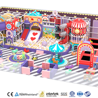 Équipement de terrain de jeu intérieur pour enfants sur le thème du cirque rétro : combinaison de trampoline, de piscine à balles et de toboggan