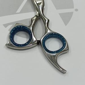 Ciseaux de barbier en acier inoxydable pour couper les cheveux en douceur avec repose-doigt Ciseaux de salon professionnels fabriqués au Pakistan - Product Image 4