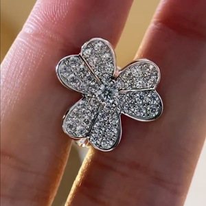Eleganti Orecchini a Perno a Forma di Quadrifoglio per Donne, Gioielli Chic e Portafortuna alla Moda - Product Image 6