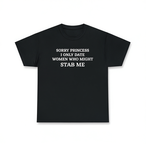 Lo siento, princesa, solo salgo con mujeres que pueden apuñalarme, camiseta unisex con cuello redondo y manga corta, camiseta divertida con memes para adultos - Product Image 1
