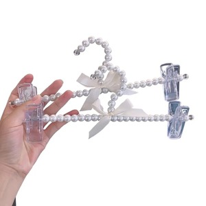 Vente en gros de vêtements en perles de luxe blanches pour bébé cintres pour pantalons avec pinces pour enfants cintres en plastique avec nœud en perles - Product Image 1