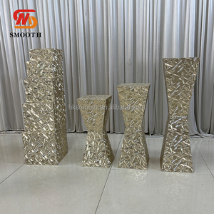 Centro de Mesa Metálico Dorado con Forma de Reloj de Arena para Decoración de Bodas y Eventos - Product Image 2