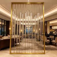 Cloison de séparation en verre ondulé imperméable sur mesure avec cadre métallique et panneau acrylique lumineux pour restaurant, zone VIP et entrée de villa