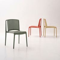 Chaise de salle à manger en plastique de style nordique, respirante et écologique en polypropylène, idéale pour les buffets et comptoirs – Vente en gros