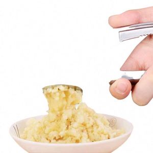 Prensa de Ajo Multifuncional Semiautomática de Acero Inoxidable Plateado Ecológica para Cocina, Herramienta de Doble Uso para Frutas, Verduras y Nueces - Product Image 3
