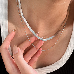 Collar de plata de ley S925 con diseño de hueso de serpiente para mujer, cadena sencilla, elegante, retro, para uso diario, diseño geométrico - Product Image 1