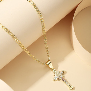 Colar Crucifixo Banhado a Ouro Tricolor de Cobre com Pingente Cruz de Jesus São Bento Presente Religioso Joia de Fé para Homens e Mulheres - Product Image 4