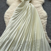 Robe longue plissée élégante asymétrique à une épaule pour femme, sans manches, avec découpes à la taille, fluide, pour soirée ou tenue décontractée