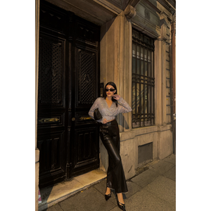 Blusa Corta Asimétrica para Mujer, con Lentejuelas Plateadas Bordadas, Top Largo de Chifón con Diseño sin Cuello, Disponible en Tallas XS a XL - Product Image 1