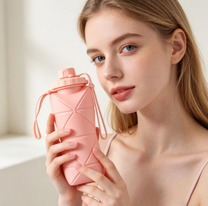 Botella Deportiva Plegable de Silicona de 600 ml con Bola Mezcladora, Tapa a Prueba de Fugas, Libre de BPA, Grado Alimenticio, para Bebidas de Proteína, Personalizable OEM - Product Image 5
