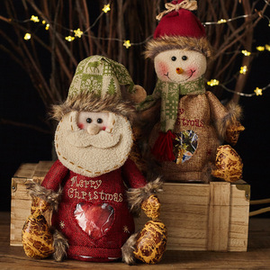 Ensemble de sacs-cadeaux réutilisables de Noël Designs de flocon de neige à carreaux rouges et verts avec cordons Lot de 12 sacs de Noël en tissu pour emballage cadeau - Product Image 4