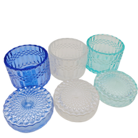 Vente en gros de tasse de cire colorée en cristal de luxe pot en verre de couleur bonbon avec couvercle pour bougies pour mariages et usage alimentaire